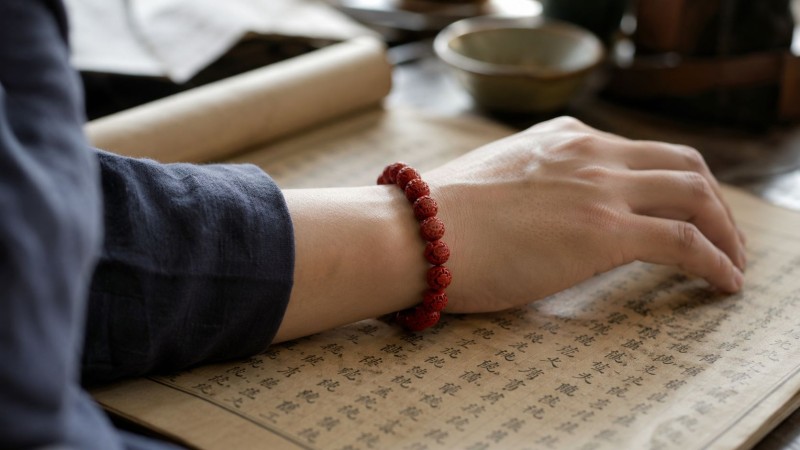Cinnabar (Zhu Sha / 朱砂): The Complete Guide to Taoist Protective Jewelry — History, Meaning, and How to Wear